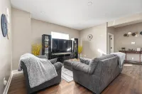 3 Mins to Downtown! Newly Remodel 2BR/2BR W/Jacuzzi & Deck - Bungalows