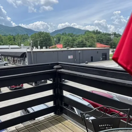 The Mitchell Suite above Dolce, Bryson City, walk to restaurants & GSMRailroad