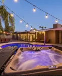 Resort Style Home With AC, Pool, Hot Tub, 900sq Putt Putt, WiFi in Scottsdale - 5 estrellas
