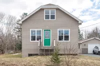 Artistic Getaway Near Halifax | King Bed, Spacious Deck & Fire Pit - บังกะโล