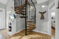 5 Star Reviews Luxury House Pool, Steps from Ocean, Sleeps 6, Premier Host - 4-Star