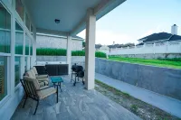 Stylish Retreat near Park & Beach-Designer Kitchen - 4 ดาว