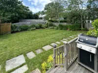 Walk to Town! Bike or Bus to Beach! Charming Cottage on Quiet, Private Lane - 2 Sao