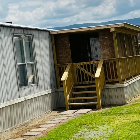 Comfy Mobile Home located minutes from restaurants and venues.