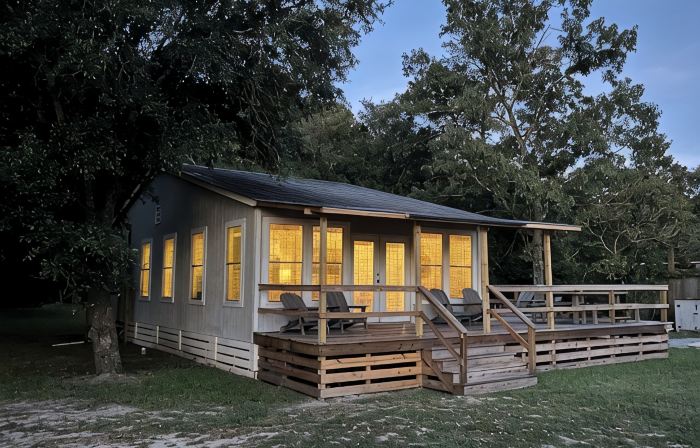 Cabin on French Quarter Creek with boat ramp and beautiful view