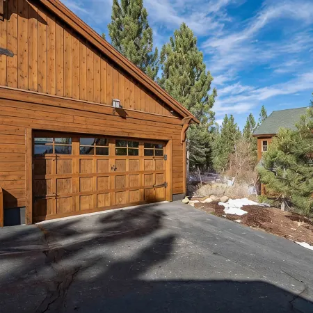 Condo w/ Beautiful Mountain View. Steps from Ski/Trails. Donner Lake. EV outlet
