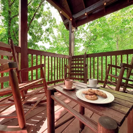 American Decor in Summer!! Family Getaway, BBQ, Game Room, Seasonal Pool