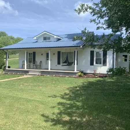 White Little Cottage-Newly Renovated-Pets-Family