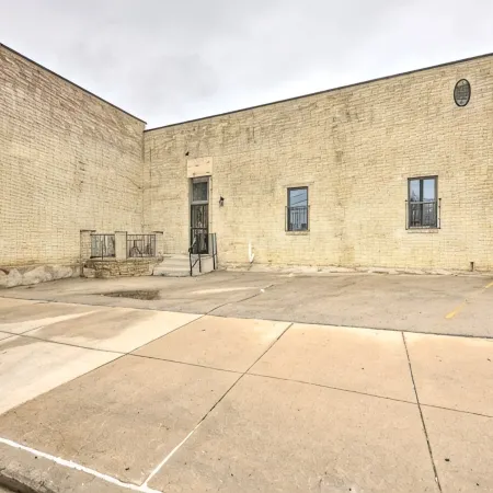 Beautiful Downtown Home - 2 Blks from Lake