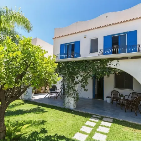Villa Oliana: Elegant Oasis with Garden and Relaxation in Marina di Ragusa