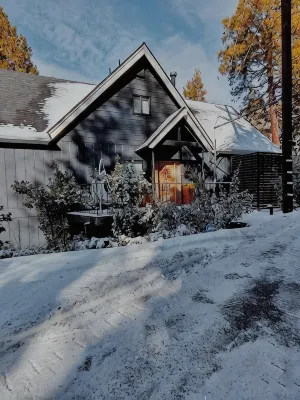 Modern Chalet w/Lakeview + Hot Tub -@TrinityHomeLA 4300+sq ft