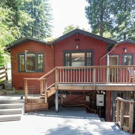 Sunny, downtown family oasis amongst the redwoods