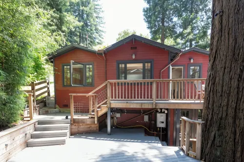 Sunny, downtown family oasis amongst the redwoods