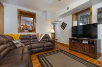 Impressive Private 2BR Suite w/Parking Univ Area
