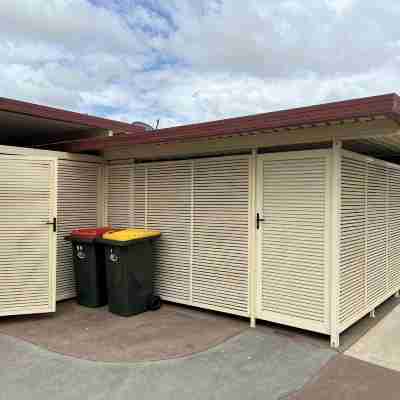 Modern 3 Bedroom fully A/C Town House with lock up garage and super fast WiFi Hotel Exterior