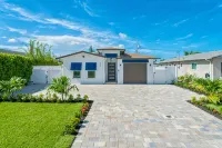 Sea Breeze Paradise - Walk to Vanderbilt Beach and Mercato, Heated Pool Home - 3 estrellas