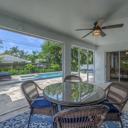 Pool/Spa Home biking distance to the beach!