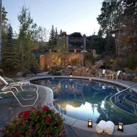 Make memories. Cozy ski in ski out. Convenient to skiing and restaurants!