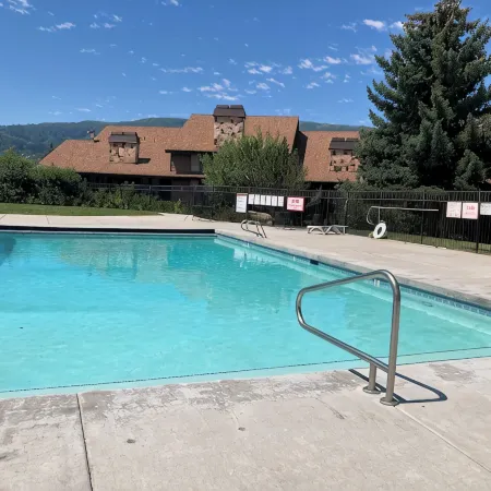 Year-round resort condo minutes from skiing, lake, golf, pool, sleeps 6