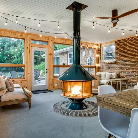 Fire Pit! Patio! Game Room! Hot Tub! Sun Room! Minutes to Baraboo & Dells