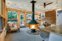 Fire Pit! Patio! Game Room! Hot Tub! Sun Room! Minutes to Baraboo & Dells