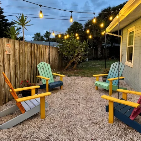 Funky, Fabulous, & Hip MCM Vibe Beach House~Walk to Beach~1 King Bed~2 Queen Bed