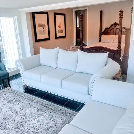 "Deja Blue" Lakeside Villa with Luxe Master Bedroom Views