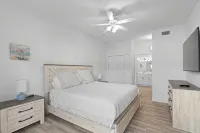 Walk to the Beach/Pool 2/2 Newly Renovated Condo
