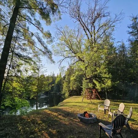 Cozy camping retreat on the banks of the beautiful AuSable River グレイリング・タウンシップのホテル