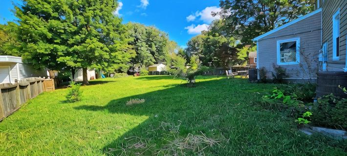 Family friendly in Hampton with huge yard, dog park, and 2 blocks from the bay Hotels in Hampton