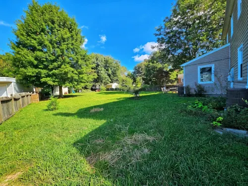 Family friendly in Hampton with huge yard, dog park, and 2 blocks from the bay