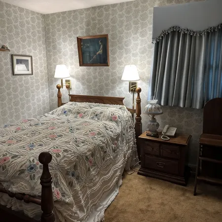 The Farmhouse. Vintage 3-bedroom with WiFi. Mt Airy outskirts. Vineyards nearby.
