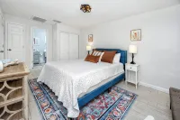 New Steps to Downtown • 7 Mins to Beach + Parking - Homestays