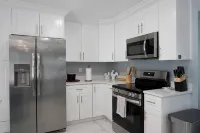 Bright & Modern 3-Bedroom Retreat with Screened Porch - Bungalows