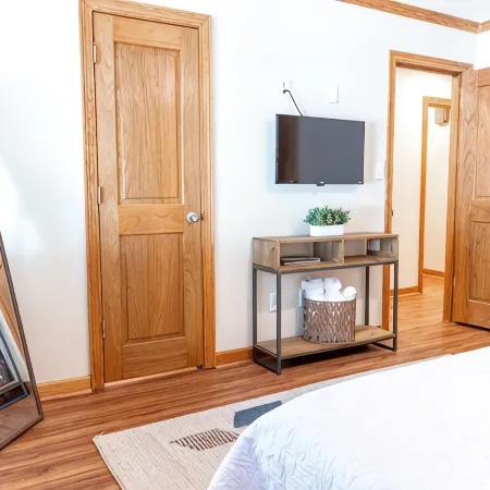 4 Bed, King Bed, Tvs ,Grill, Crib, Kids Essentials,Sleep Noise Machine,Bond Park