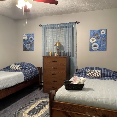 Chalet in the heart of Poconos, romantic getaway near pools and lake