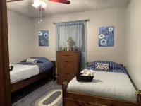 Chalet in the heart of Poconos, romantic getaway near pools and lake