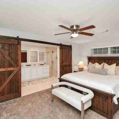 Spacious Modern Cottage Perfect for Families & Pets ~ Gated Parking ~ Sleeps 9+ Rooms