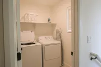 Spacious 5-bedroom townhome with WiFi and AC in Pleasant Washington- sleeps 17! - 4 ดาว
