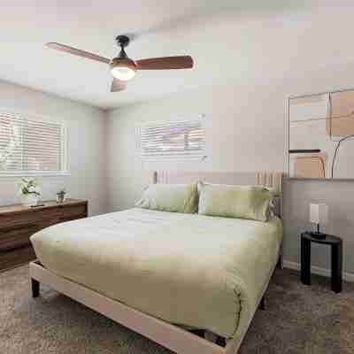 Stylish 3BR 2 Living Areas 10 Min to Airport Rooms