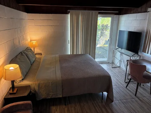 Charming 2-bedroom house in wonderful Pāhoa with free private covered parking - Homestays