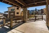 Luxurious Ski-In/Ski out adjacent Ski Slope side!