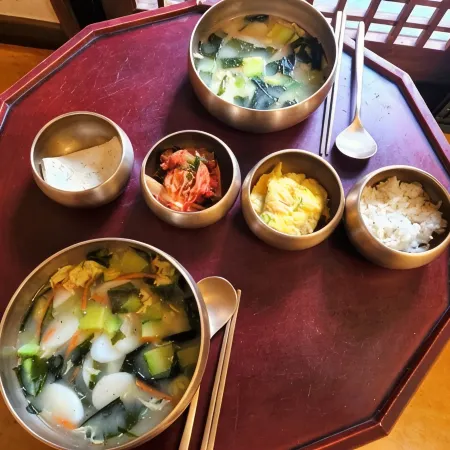 Jeonju Hanok Ihwa Gotaek Banchayougi Josik Отели рядом с достопримечательностью «Комплекс Сынквандже»