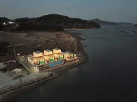 Namhae Paresa Pet Pool Villa - Rooftop Pools