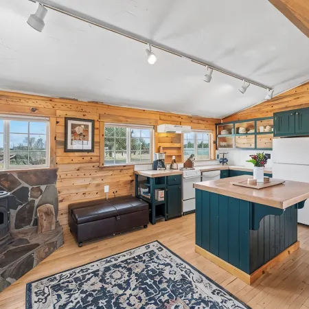 Cozy cabin just outside Sisters, pet friendly, great Mountain View’s, WiFi, & AC