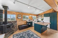 Cozy cabin just outside Sisters, pet friendly, great Mountain View’s, WiFi, & AC - Alppimaja