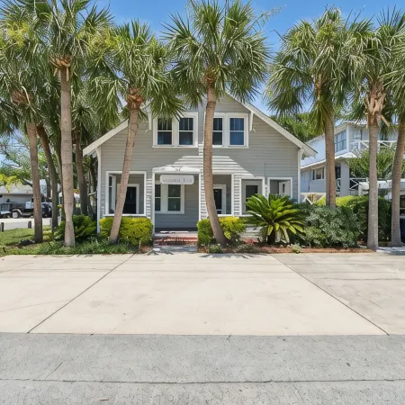 Stanton Apartment D - Historic Retreat 1 Block to Beach