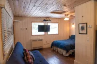 China Alley Cabin C: Cute & Cozy Cottage w/ Deck - 3-Star