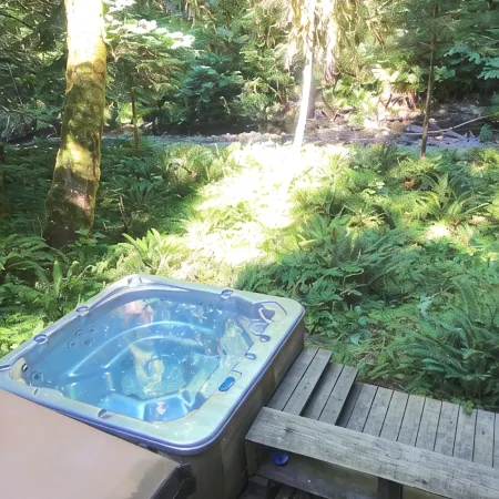 Romantic Mt. Hood Streamside Retreat, Hot Tub, BBQ, Fast WiFi. Pets Welcome, Ski