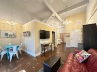Haven at Hazel~Downtown Bungalow, cozy quarters for up to four, farmhouse chic. - Homestays
